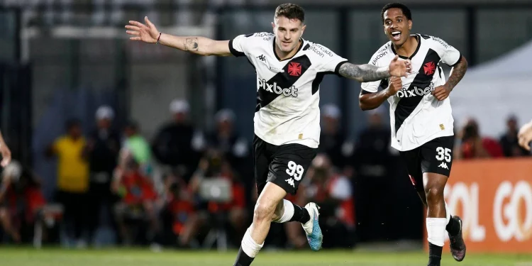 Vegetti, do Vasco, pede para amigo filmar pênaltis do Boca na Bombonera e cria confusão com torcida do Belgrano; entenda