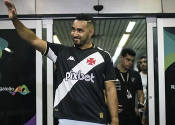 Vaza possível data de estreia de Payet com a camisa do Vasco