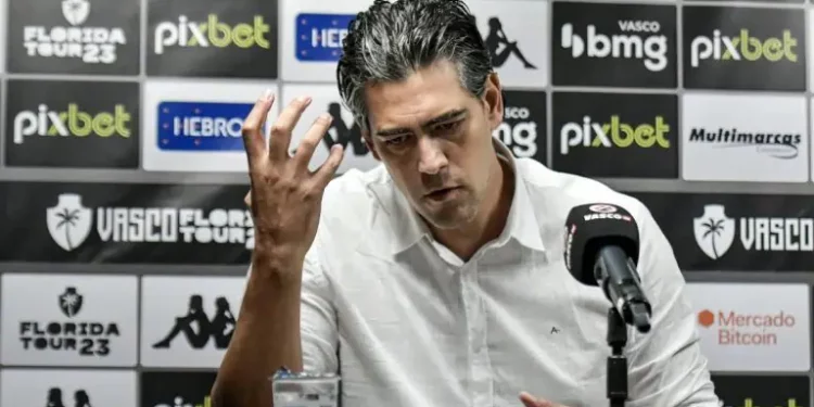 Jogador volta ao Brasil após 8 anos e deve fechar com o Vasco