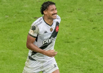 Lesão de Gabriel Dias comove jogadores e comissão do Vasco