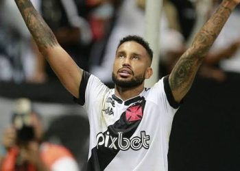 Jair volta ser herói do Vasco após 3 meses