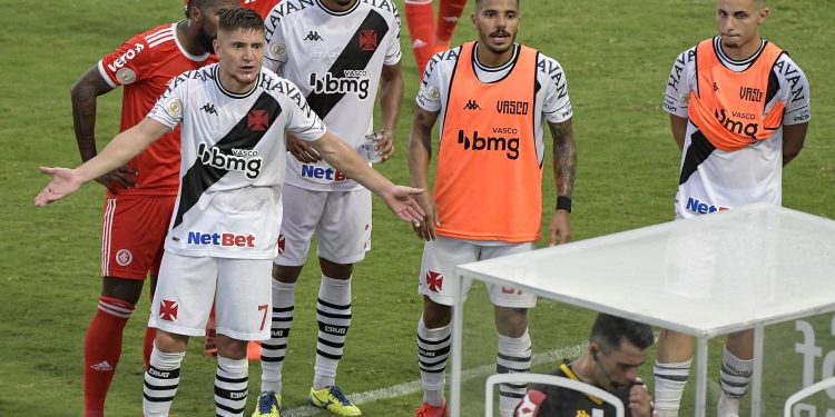 Árbitro de Vasco x Coritiba acumula polêmicas que prejudicaram o Cruzmaltino