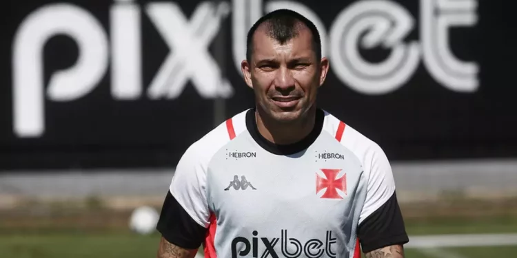 Gary Medel se destaca no Vasco; veja números