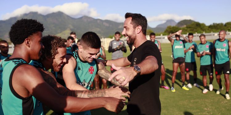 Ídolo do Vasco, Nenê afirma que nunca jogaria no Flamengo