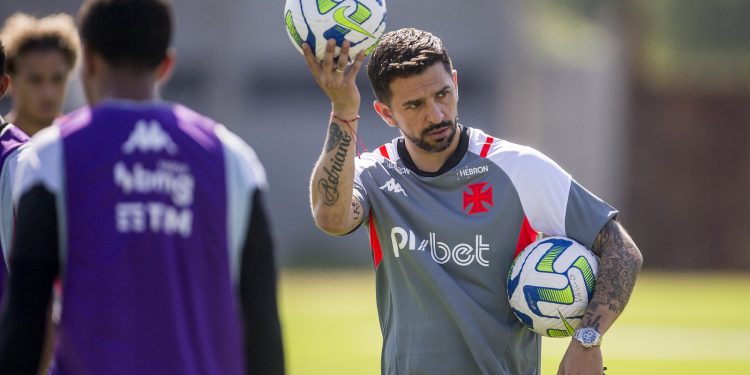 Conheça Emiliano Díaz, auxiliar que vem chamando atenção no Vasco