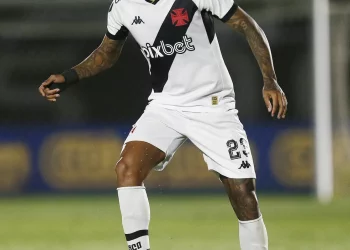 Renova ou não? Zé Gabriel tem contrato terminando com o Vasco
