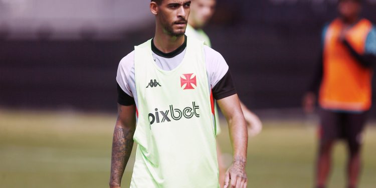 Vasco contrata jogador e ninguém sabe o paradeiro