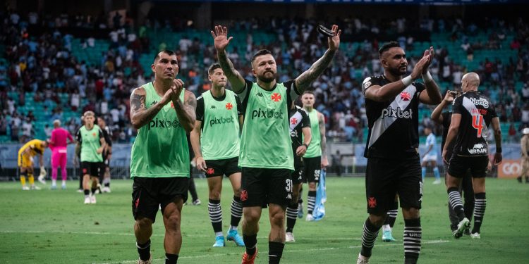 Jogador surpreende nos treinos e deve ganhar vaga no time titular do Vasco