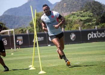 Vasco vai treinar no Engenhão para se adaptar ao "tapetinho"