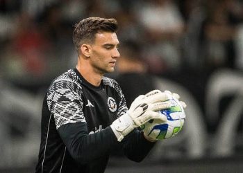 Léo Jardim, do Vasco, tem a segunda melhor média de defesas do Brasileirão