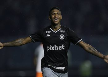 Atualmente na China, Raniel cita admiração pelo Vasco e afirma que assiste jogos do Cruzmaltino