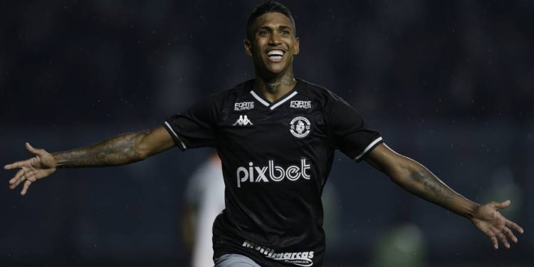 Atualmente na China, Raniel cita admiração pelo Vasco e afirma que assiste jogos do Cruzmaltino