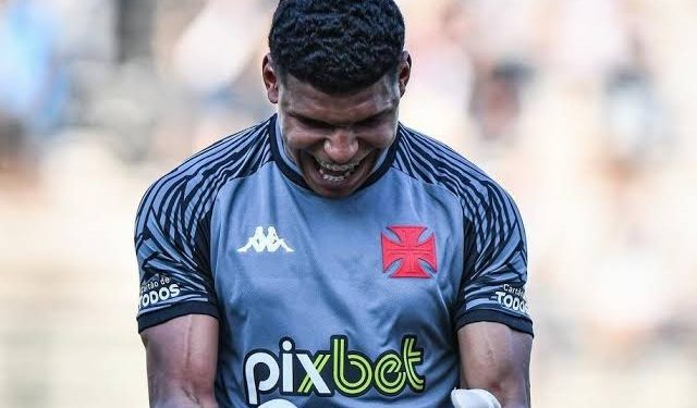 Vasco surpreende e renova com goleiro