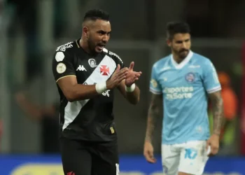 Payet melhora questão física e deve ser titular contra o Fluminense