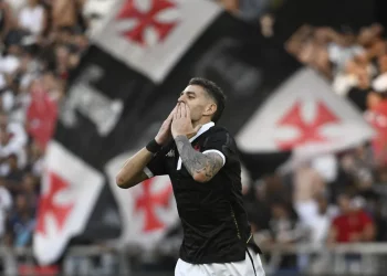 Você sabia que Vegetti, artilheiro do Vasco, quase foi parar no América-MG? Entenda a história