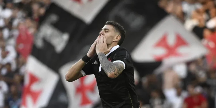 Você sabia que Vegetti, artilheiro do Vasco, quase foi parar no América-MG? Entenda a história