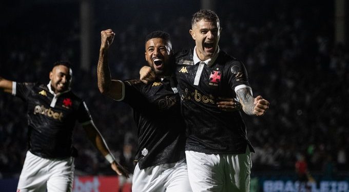 Com dois de Vegetti, Vasco goleia o Coritiba em São Januário