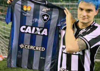 Felipe Neto paga mico ao comentar sobre momento do Vasco