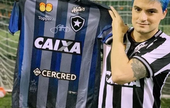 Felipe Neto paga mico ao comentar sobre momento do Vasco