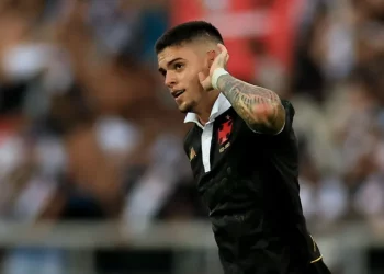 Mãe de Gabriel Pec, jogador do Vasco, faz revelação que surpreende todo mundo