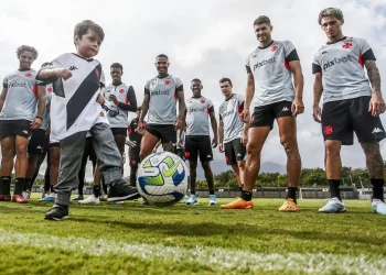 Vasco: a inspiração de Gui, um torcedor com doença rara, que virou amuleto do time e xodó da torcida