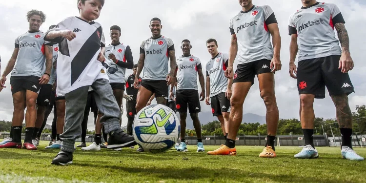 Vasco: a inspiração de Gui, um torcedor com doença rara, que virou amuleto do time e xodó da torcida