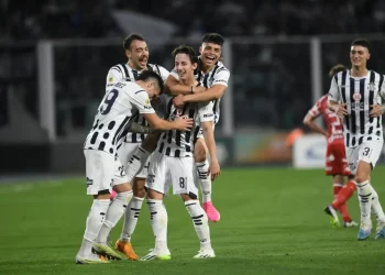 Jogador do Vasco é chamado de "Modric" após marcar golaço e ganha destaque em jornal argentino