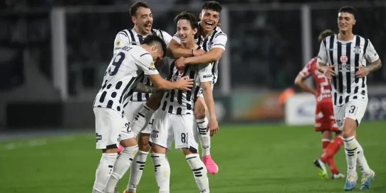 Jogador do Vasco é chamado de "Modric" após marcar golaço e ganha destaque em jornal argentino