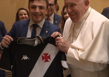Papa Francisco segura camisa do Vasco