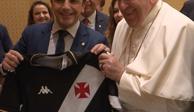 Papa Francisco segura camisa do Vasco
