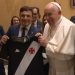 Papa Francisco segura camisa do Vasco