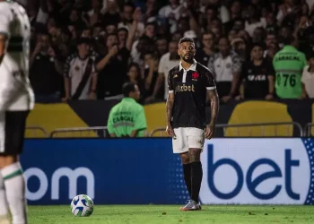 Paulinho se recupera e Vasco recebe boa notícia para enfrentar o Santos