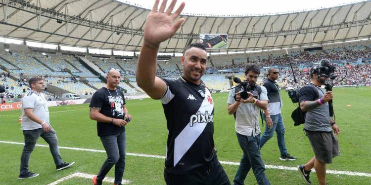 Payet é o primeiro francês: veja lista de jogadores europeus que vestiram a camisa do Vasco