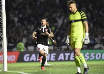 Rossi se torna líder em assistências do Vasco no Brasileiro