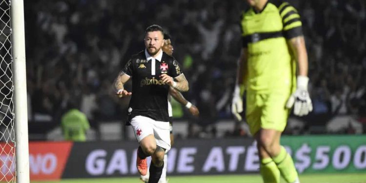 Rossi se torna líder em assistências do Vasco no Brasileiro