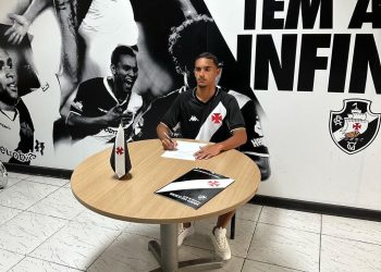 Jovem promessa do Vasco assina contrato profissional com multa milionária