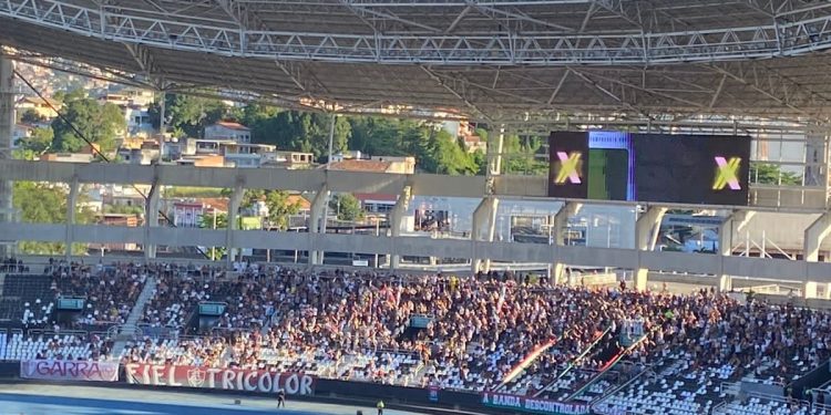 Torcida do Fluminense paga mico em jogo contra o Vasco; entenda