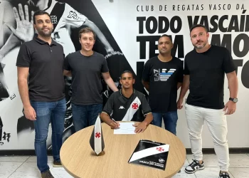 Vasco assina contrato com jogador avaliado em R$ 200 milhões