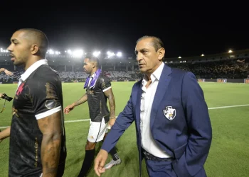 Vasco novamente terá um time diferente contra o Flamengo; veja possíveis mudanças