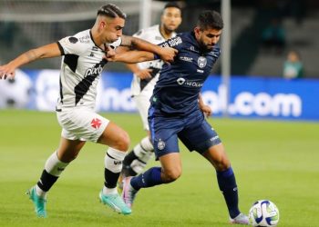 Árbitro de Vasco x Coritiba causa péssima lembrança em vascaínos
