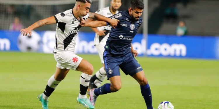 Árbitro de Vasco x Coritiba causa péssima lembrança em vascaínos
