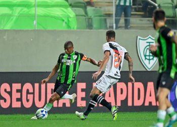 Juninho, do América-MG, pede desculpas por atitude após jogo contra o Vasco