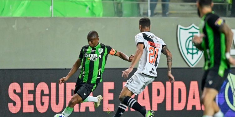 Juninho, do América-MG, pede desculpas por atitude após jogo contra o Vasco
