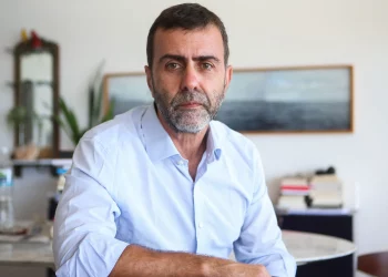 Torcedor do Flamengo, Marcelo Freixo se posiciona sobre São Januário, estádio do Vasco