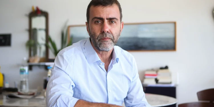 Torcedor do Flamengo, Marcelo Freixo se posiciona sobre São Januário, estádio do Vasco