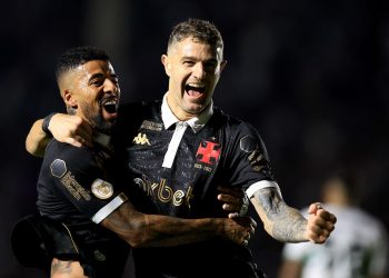 Vasco: Paulinho e Vegetti estarão pendurados quando voltarem? Entenda