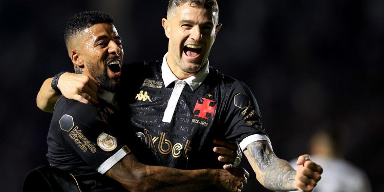 Vasco: Paulinho e Vegetti estarão pendurados quando voltarem? Entenda