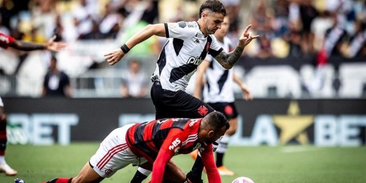 Vegetti lamenta derrota do Vasco e ironiza rivais: "No bolso de quem?"