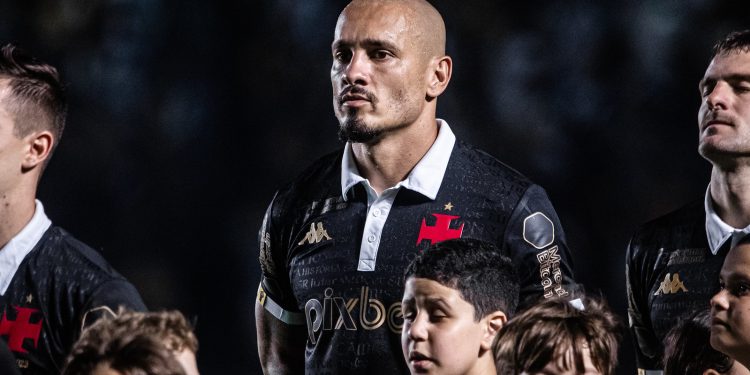 Maicon fala sobre briga pela titularidade no Vasco: "Ninguém gosta de ficar fora"