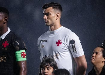 Vasco vai vender camisa branca utilizada por Léo Jardim